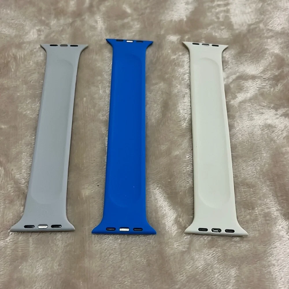 2 sets of 3 silicone smartwatch bands.